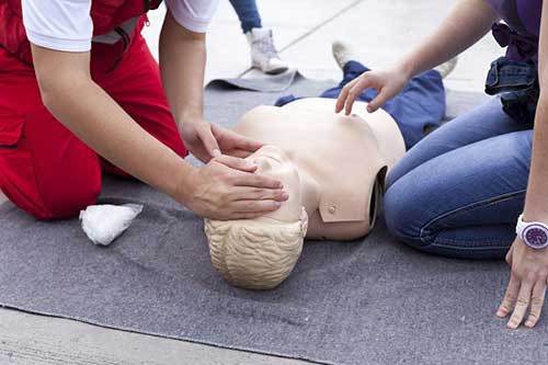 احیای قلبی ریوی CPR روی مولاژ آموزشی